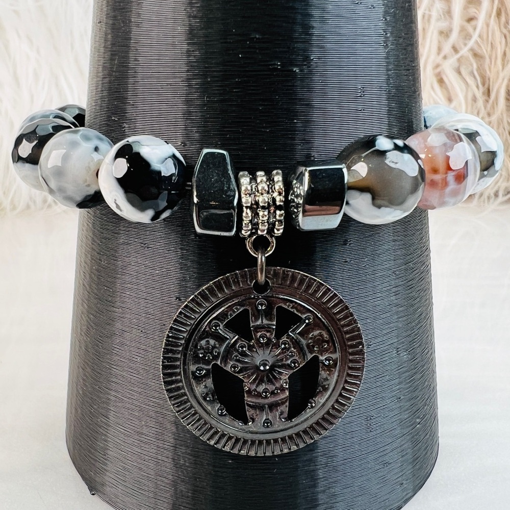 Bohemian chic beaded circle charm stretch bracelet - Picture 3 of 8